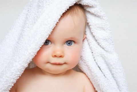 初乳很黄是不是不干净不可以喝？母乳怎么喂养东莞捐卵宝宝？
